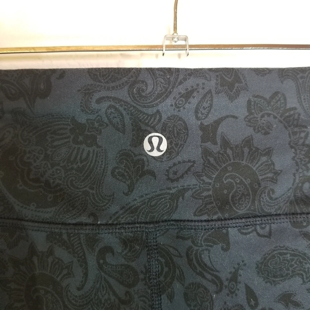 Lululemon Wunder Under blue black paisley crop leggings